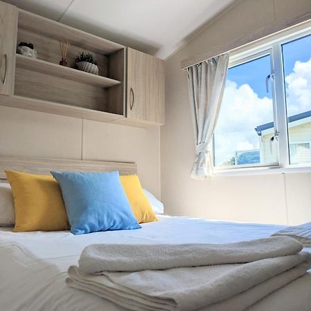 Large 4 Person Couples And Family Caravan In Newquay Bay Resort Екстериор снимка
