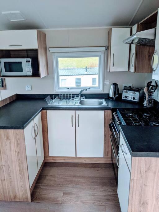 Large 4 Person Couples And Family Caravan In Newquay Bay Resort Екстериор снимка