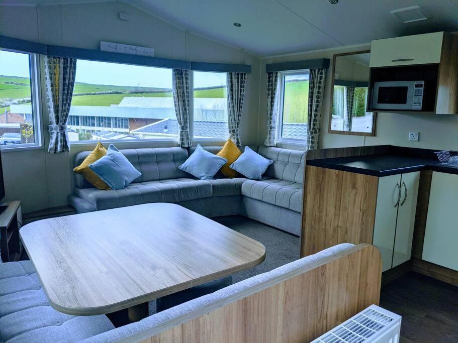 Large 4 Person Couples And Family Caravan In Newquay Bay Resort Екстериор снимка