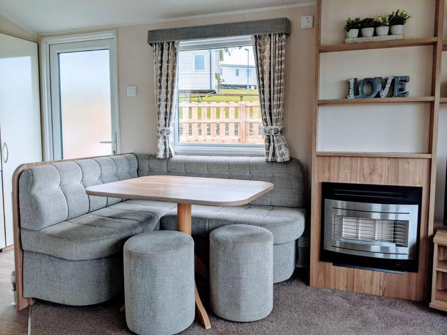 Large 4 Person Couples And Family Caravan In Newquay Bay Resort Екстериор снимка