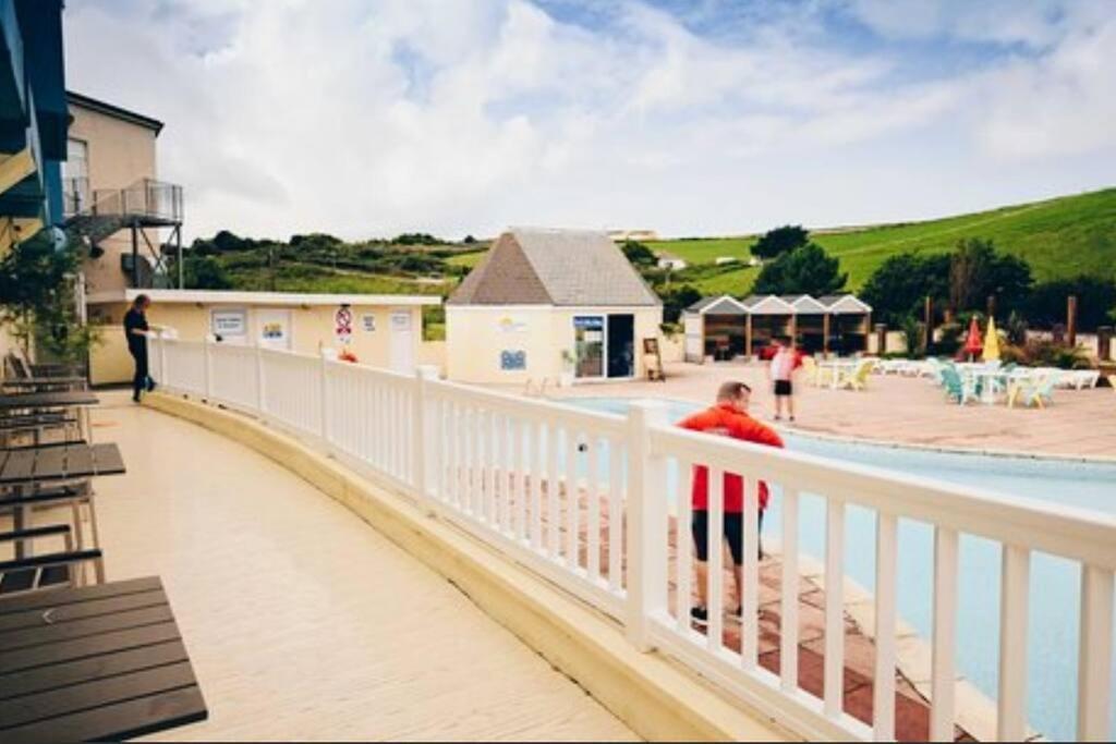 Large 4 Person Couples And Family Caravan In Newquay Bay Resort Екстериор снимка