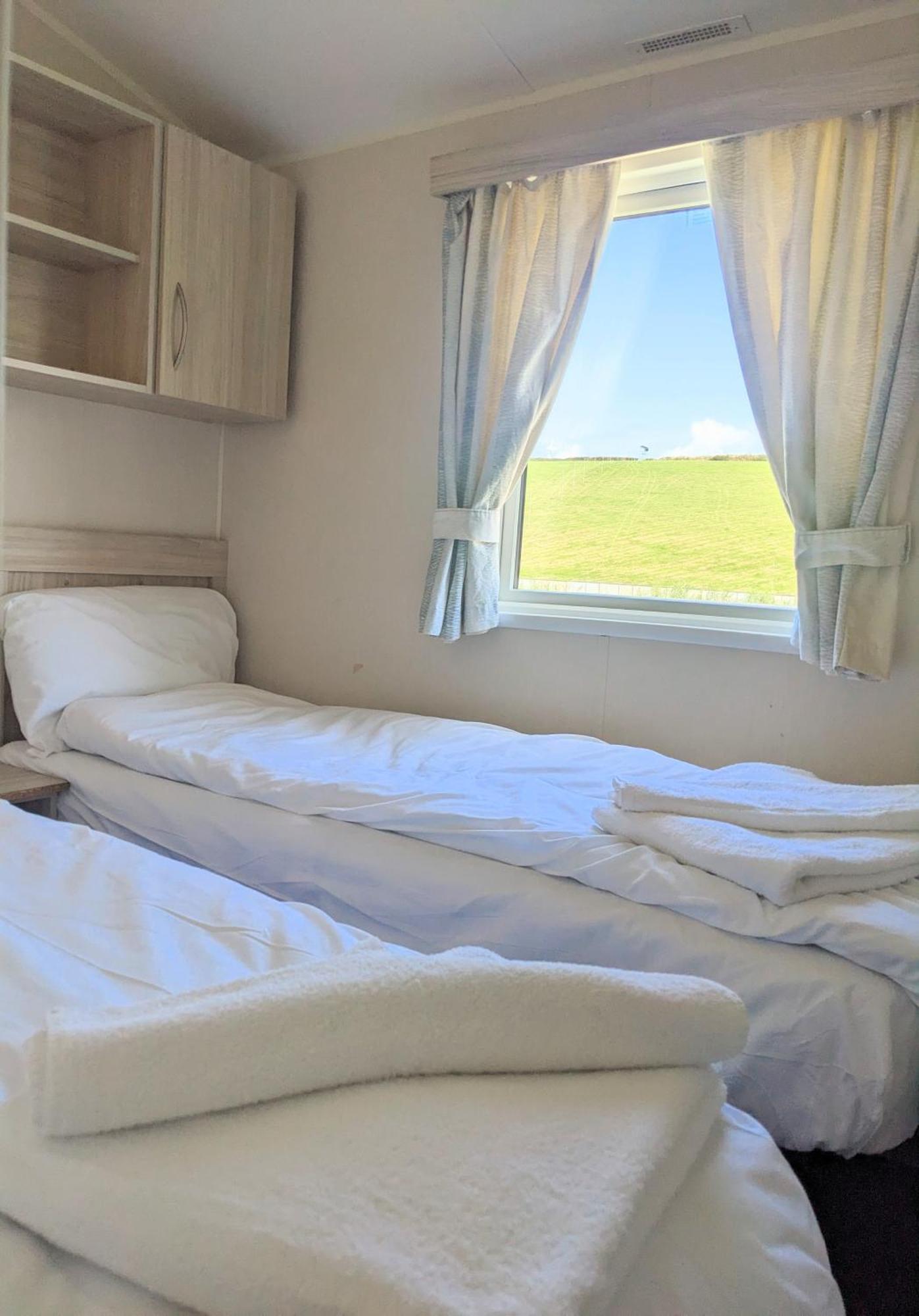 Large 4 Person Couples And Family Caravan In Newquay Bay Resort Екстериор снимка