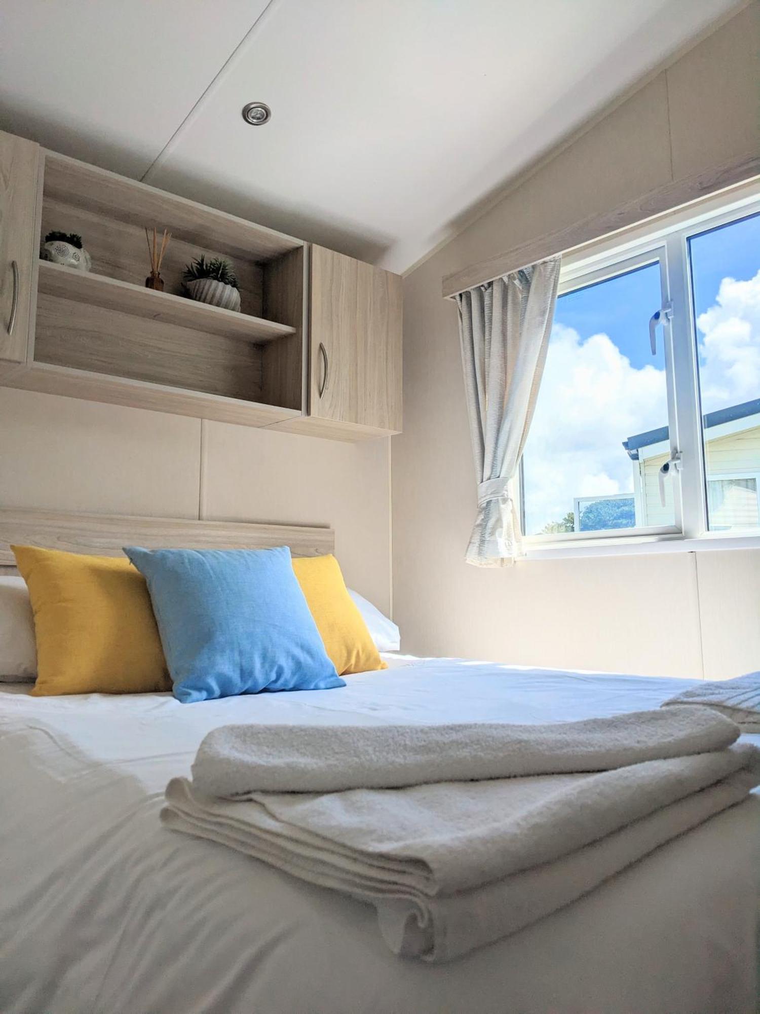 Large 4 Person Couples And Family Caravan In Newquay Bay Resort Екстериор снимка