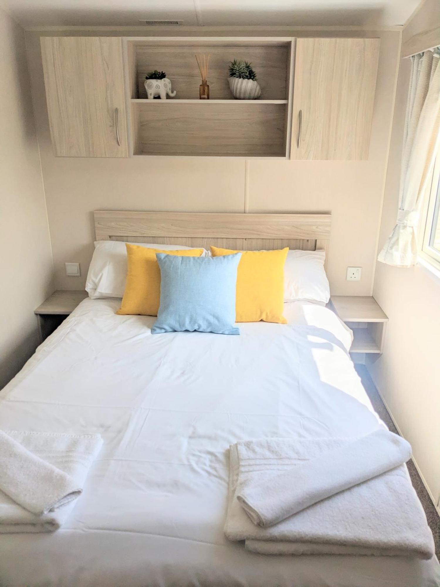 Large 4 Person Couples And Family Caravan In Newquay Bay Resort Екстериор снимка